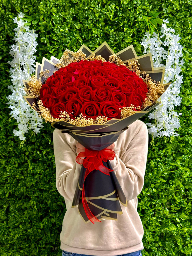 YAPAY Kırmızı Gül ve Gypsophila Buketi (Özel Siyah Ambalaj)